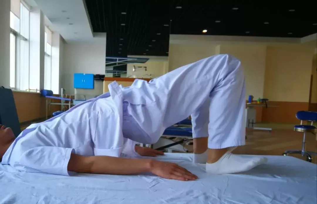 脑梗偏瘫后,康复师让进行"臀桥训练",有什么作用?