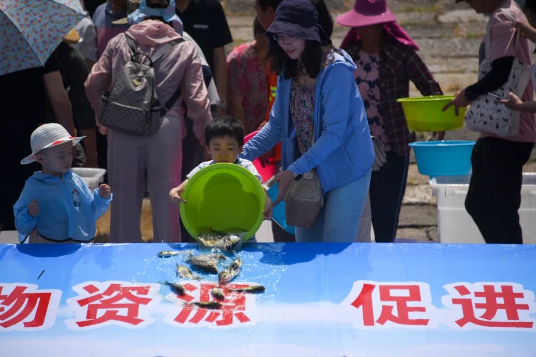 【图说】今日,洪泽湖增殖放流60万尾水生生物