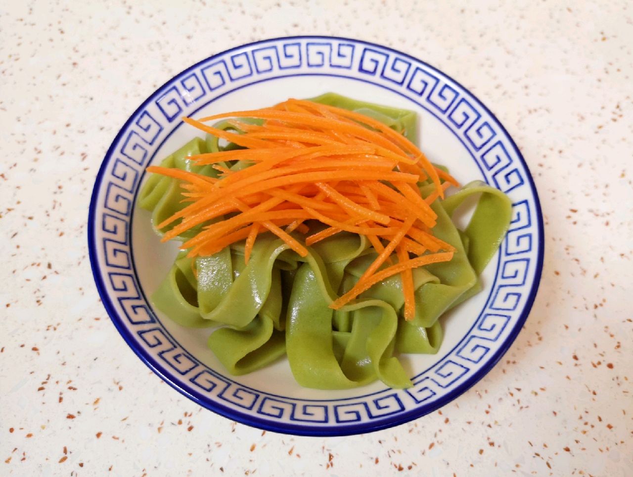 菠菜凉皮的懒人做法,不用揉面,几分钟就上桌,清新爽口真好吃