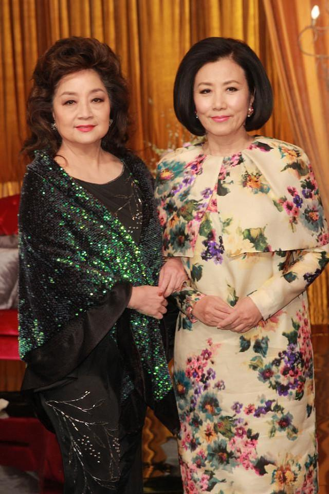 当汪明荃同框徐小凤,终于明白女人上了年纪,为什么喜欢穿花衣服