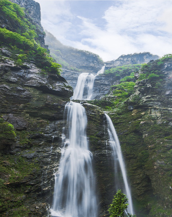 庐山之美在山南,山南之美属秀峰