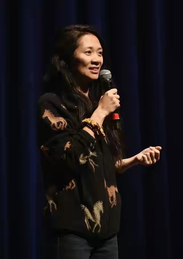 女导演赵婷真自信,穿碎花裙背双肩包走红毯,纯素颜气场却强大