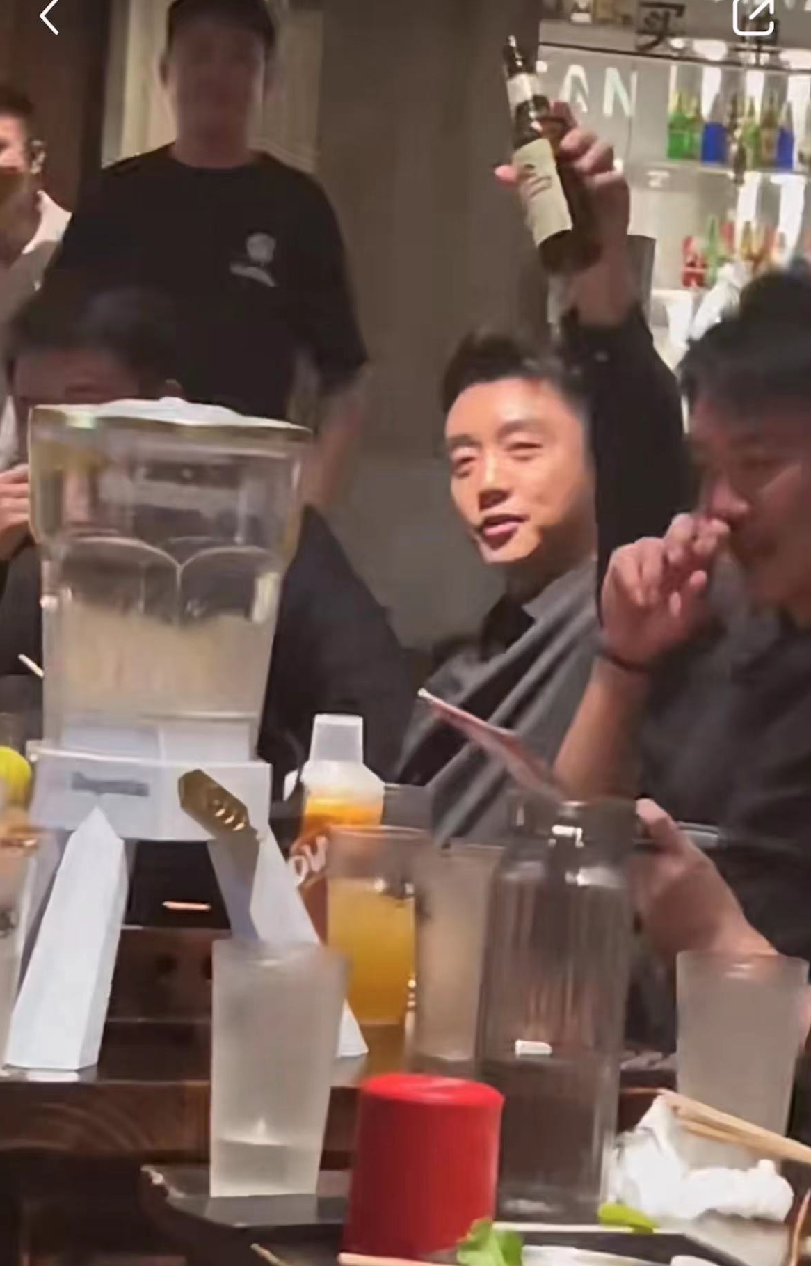 郑恺和男男女女酒吧玩乐,喝醉酒脸红当场嗨歌,现场美女尖叫一片