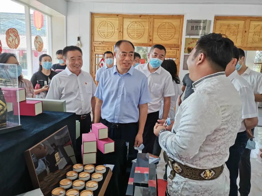 孙珅深入梅里斯区调研