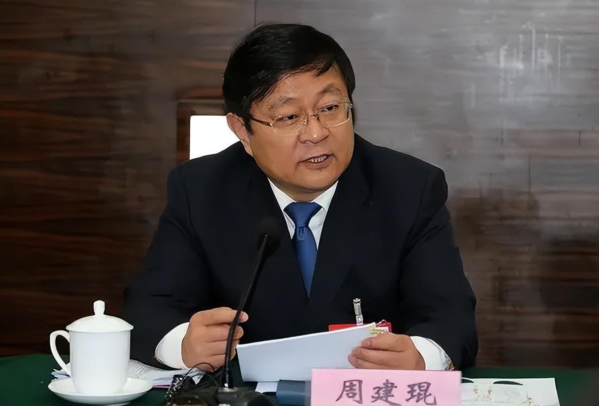 "霸道书记"周建琨,开会罚站年长十岁的副市长,鸡汤要用母鸡炖
