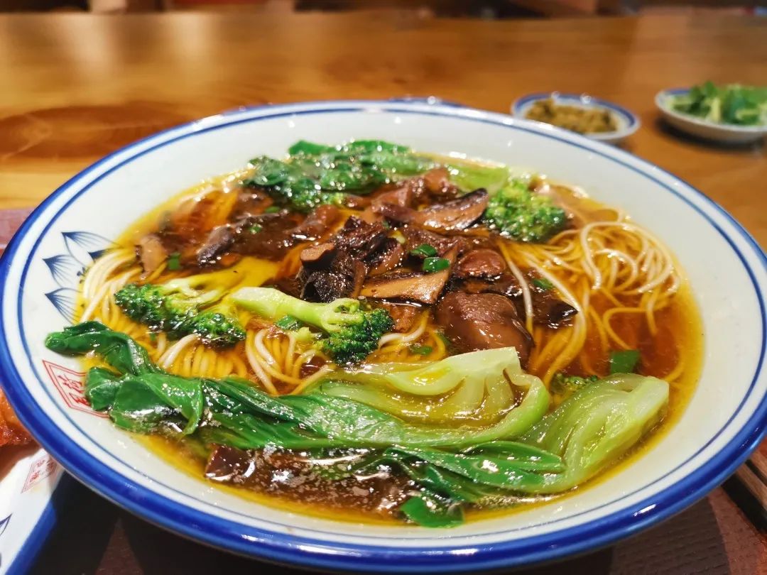 这碗"素中之王"蕈油面绝了!来杨浦这里就可以尝到美味