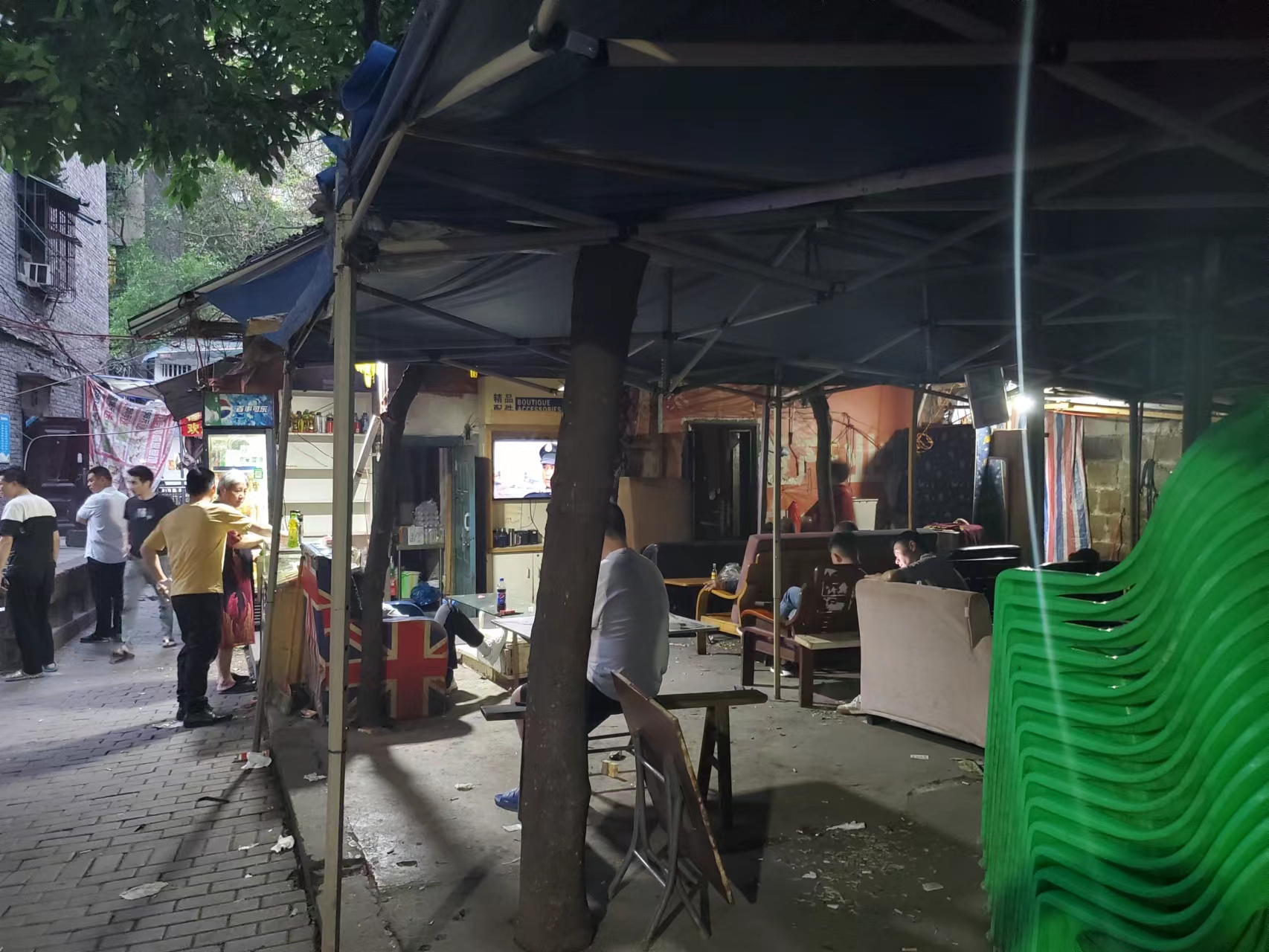 重庆的野水沟被"污名化",烟火气味浓烈,有"九龙寨城"的模样