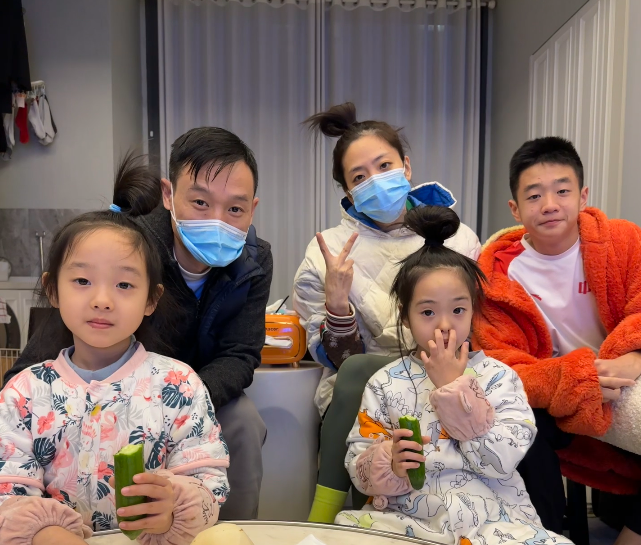 杨威晒视频回应不管孩子,骑电车接女儿放学,超载不戴头盔引热议