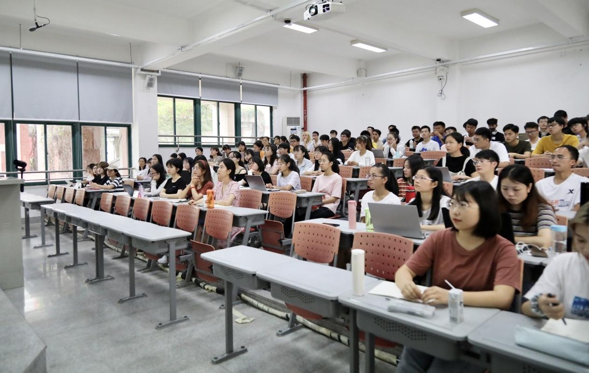 原来吸引大学生上课的不是学习,而是撞脸明星的美女老师们