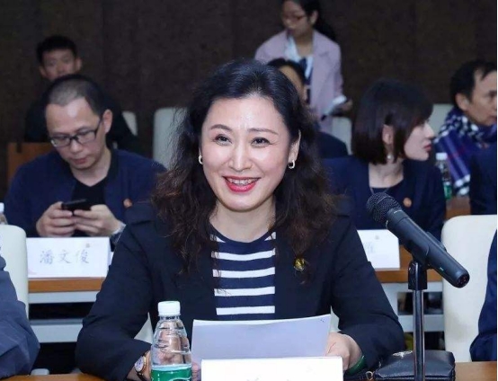 汕头大学女校长,晋升教授时仅39岁,实力绝佳,学生对她很是爱戴