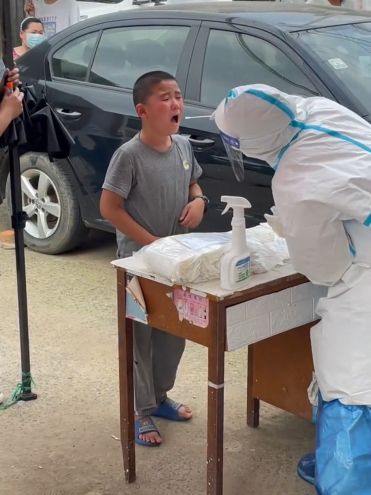 武汉一小朋友核酸检测姿势走红,脖子:我当时害怕极了