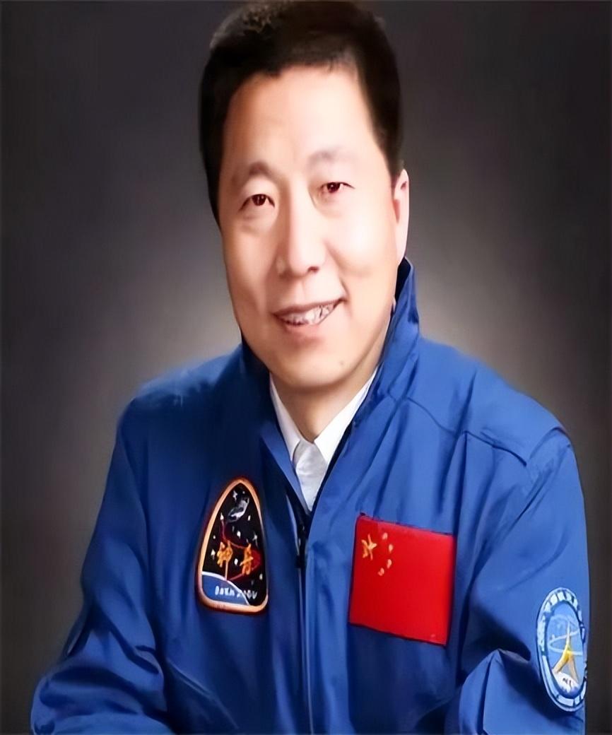中国宇航员正面图片