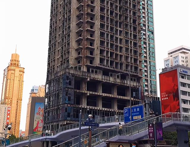 深圳黄金地段有栋"烂尾楼",荒芜20多年,周边房价涨到了8万