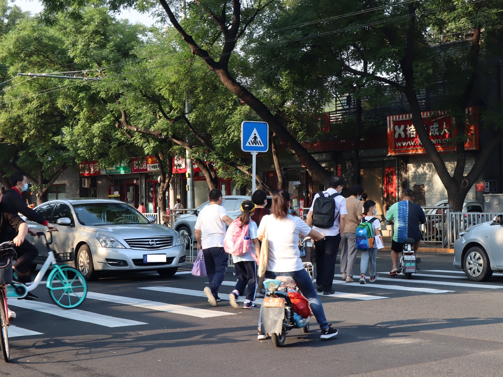 开学首日,学校周边司机大多礼让斑马线,电动车乱窜的仍不少
