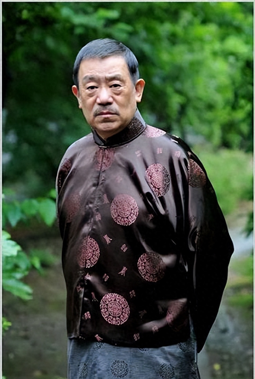 著名演员高明:事业婚姻都很坎坷,退休后给儿子,女儿买房