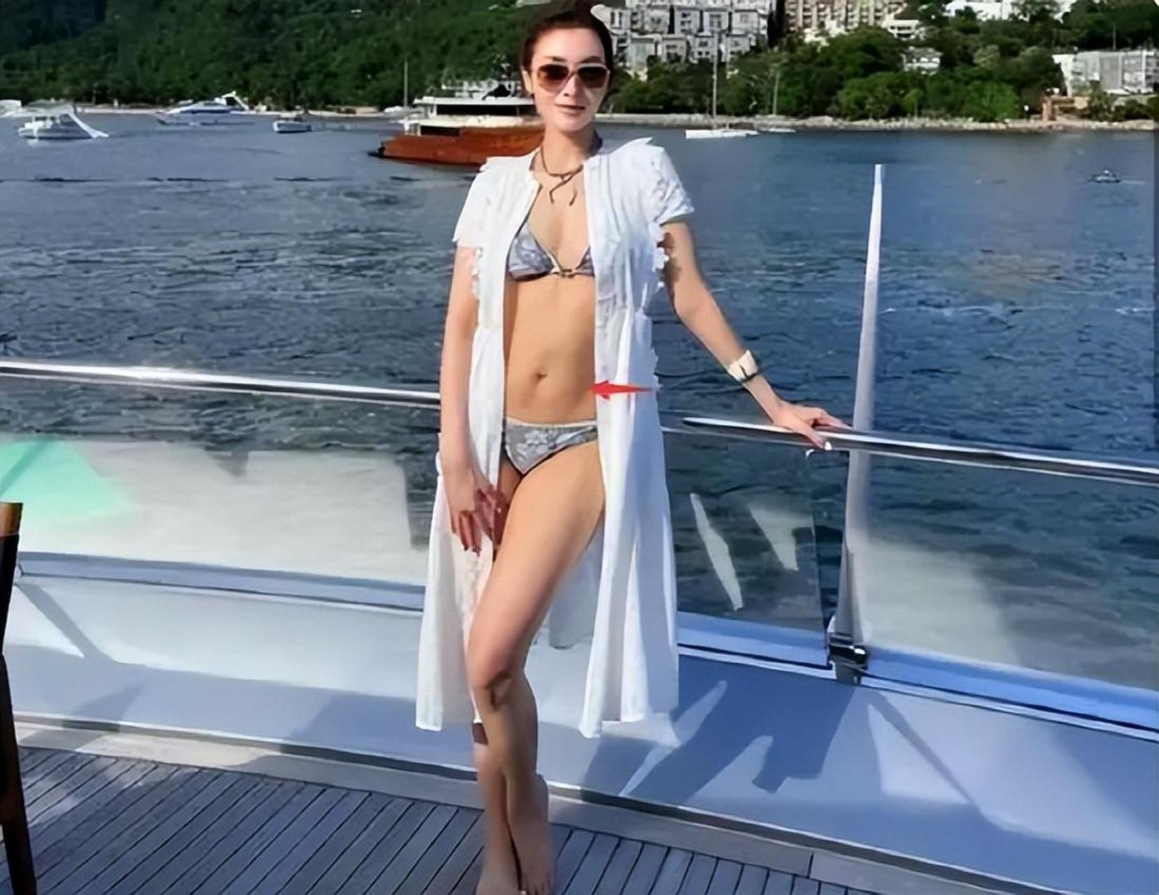 李嘉欣不服老!晒泳衣照秀多肉身材,不料"肚腩横生"成了老阿姨