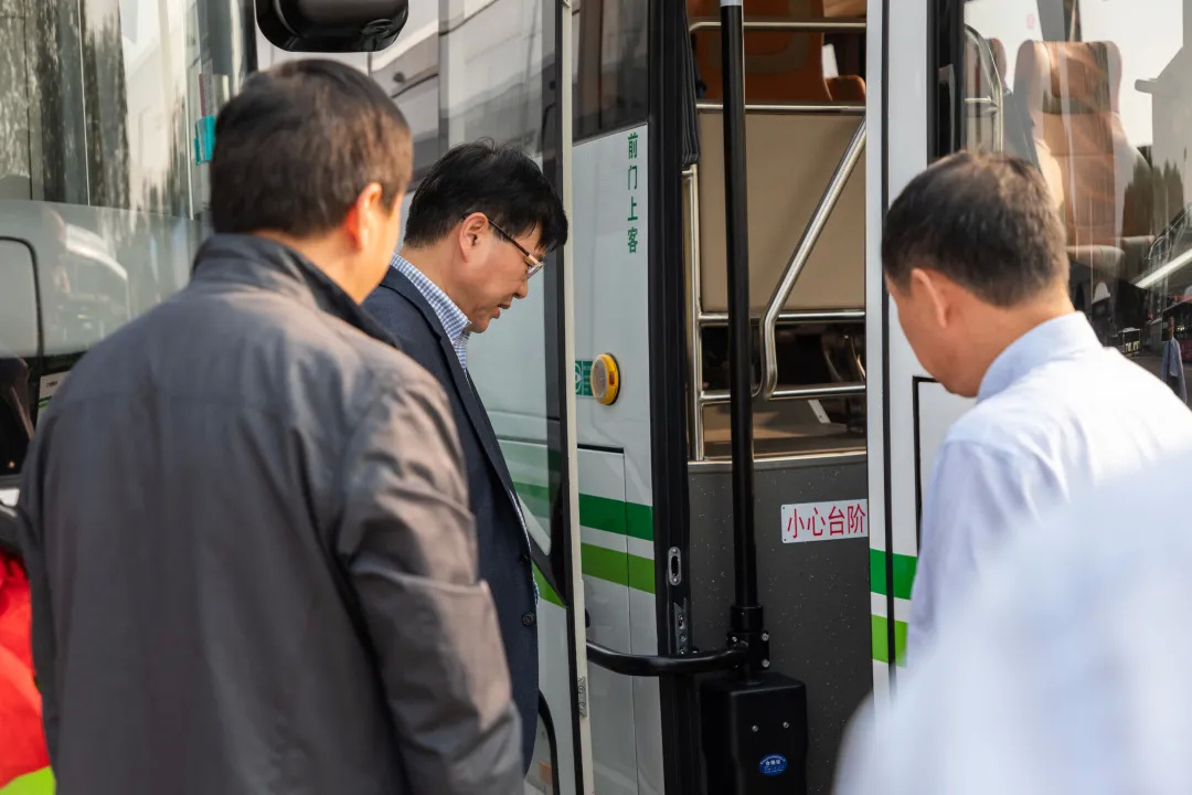 石梅线换新车啦!29辆纯电动公交车整装待发,抢先体验.