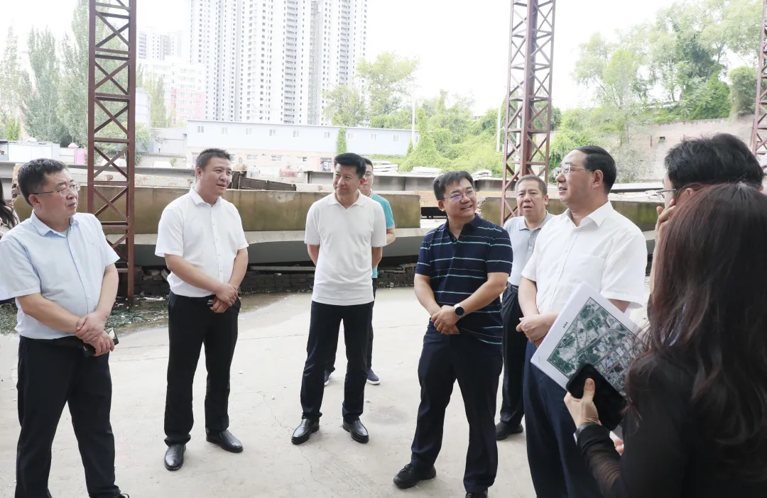 太原万柏林区:杨俊民深入东社街道调研重点项目推进情况