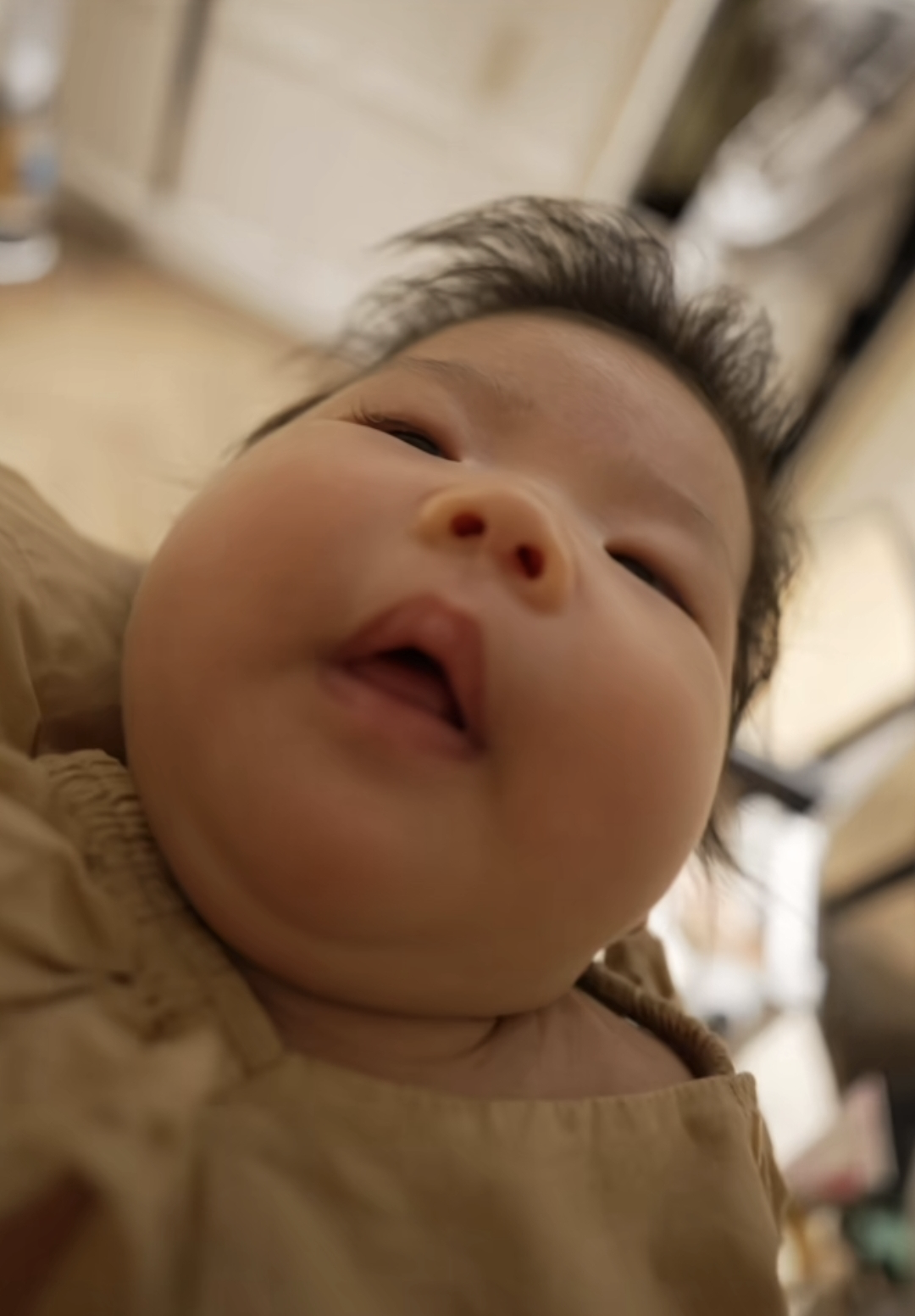 郑恺的前女友庆祝女儿百天,并分享了母女合照,孩子五官精致许多