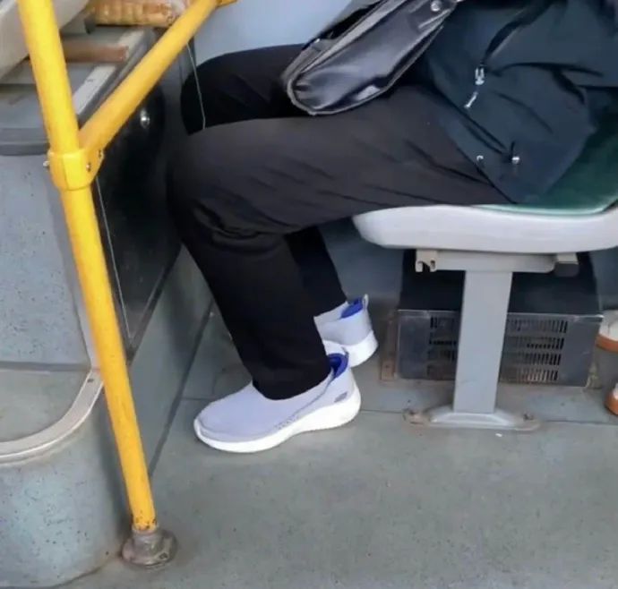 路边惊现已脱水的三体人,请求支援!哈哈哈