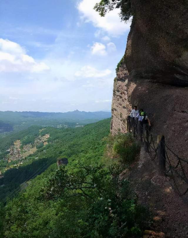 西當太白有鳥道,可以橫絕峨眉巔.地崩山摧壯士死,然後天梯石棧相鉤連.