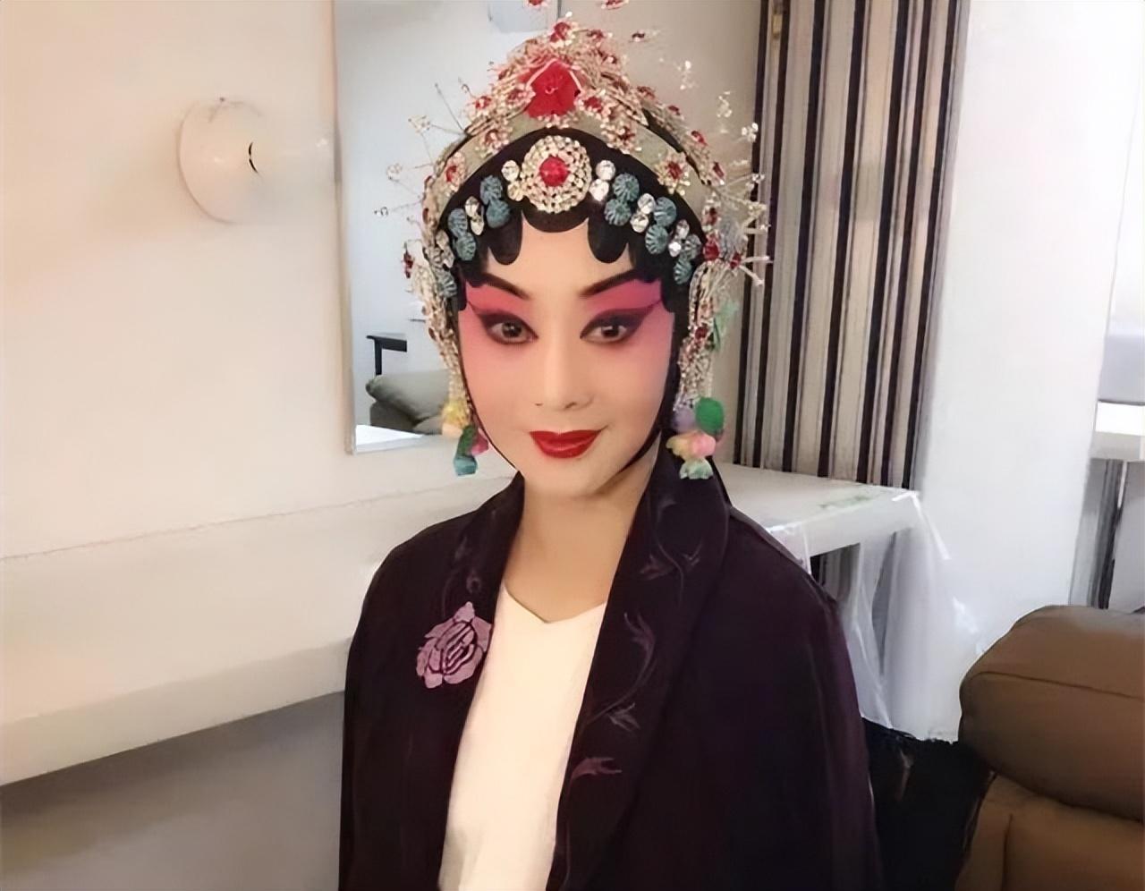 回顾"京剧美人"李胜素:57岁仍未婚,4个绯闻老公竟没一个真!