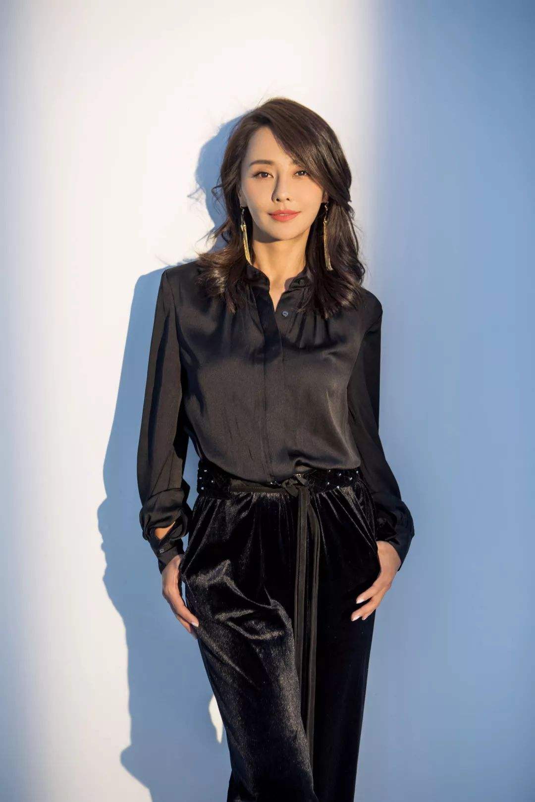 马雅舒44岁的近照曝出,认同比唐嫣漂亮,网友:不红倒是喜欢蹭