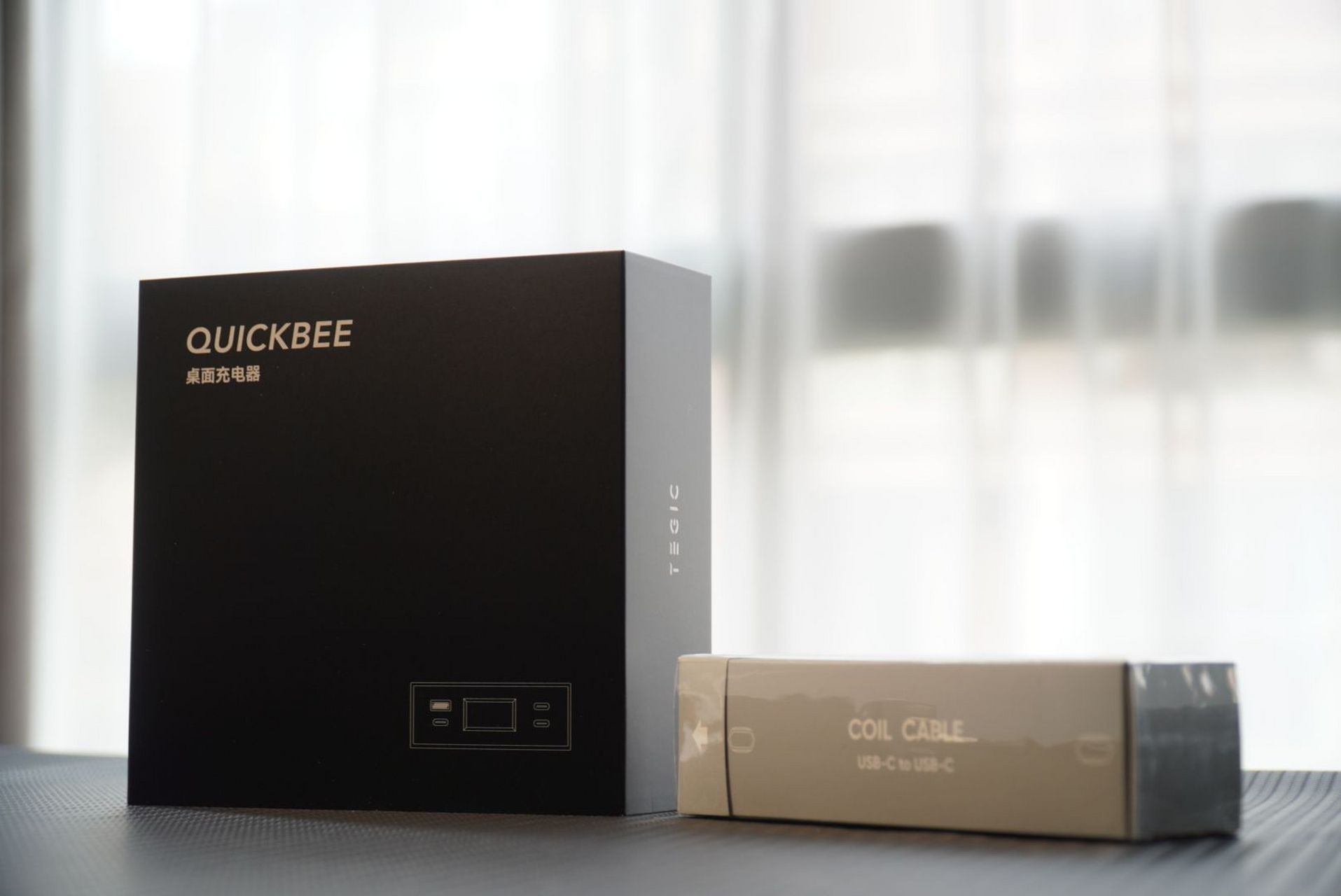 最近体验了特极客quickbee 桌面充电器 210w 版本.