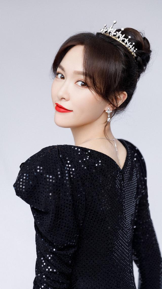 魅力多变的唐嫣,身材娇美诱人,梨涡浅笑迷倒众生