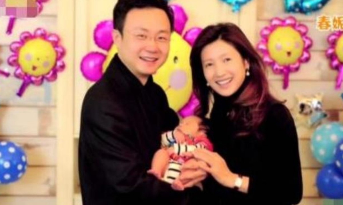 央视主播刚强与老婆合作,眼里都是爱意,春妮为他放弃17年丁克