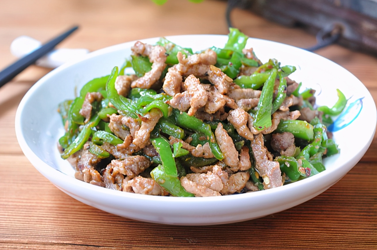 饭店里的青椒肉丝,口感鲜嫩香味浓,原来功劳全是它!家家厨房有