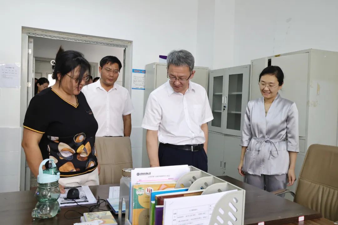 枣庄市山亭区委书记王德海到有关学校调研并看望慰问教师