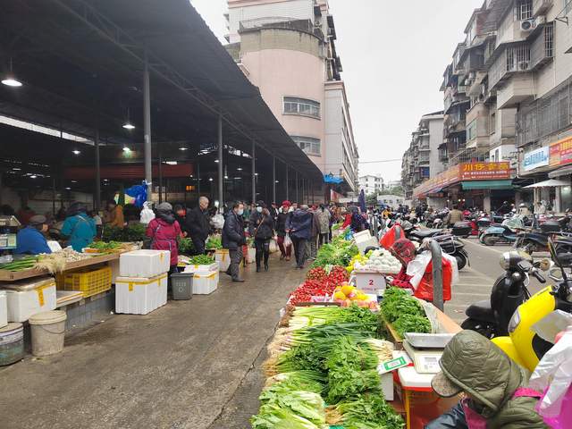 西门菜市是桂林最大菜市,每天买菜的人特别多部分摊主可年入百万