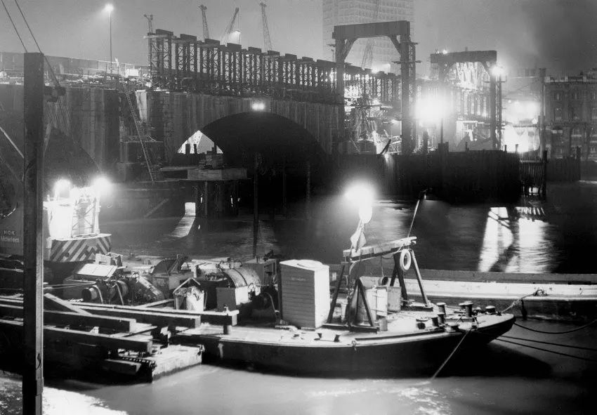 英国伦敦桥:倒塌后被美国人花天价搬到美国,如今让美国人发了财