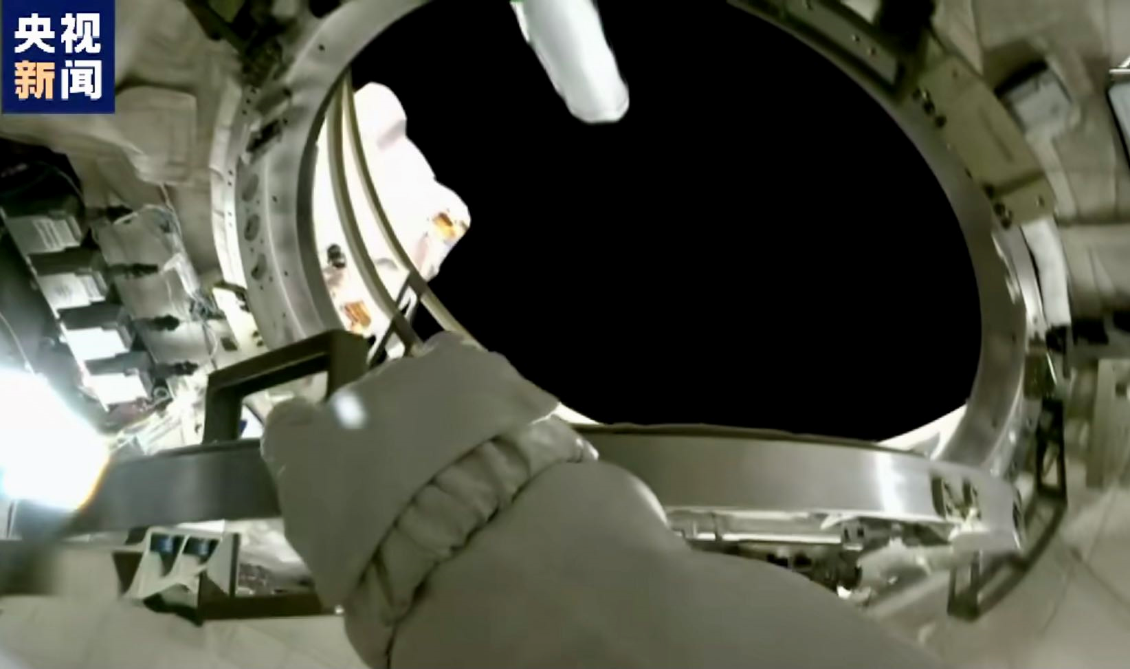 气闸舱上与太空相连的"出舱舱门"(图源:央视直播)