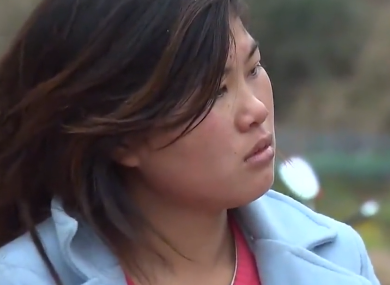 上拿着棍子,有人拿着斧头,进门就开始对一个人呆在家里的李越拳打脚踢