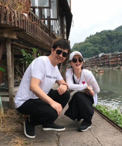 付笛声全家居住国外!任静戴30万手镯似少女,与儿媳一起像姐妹