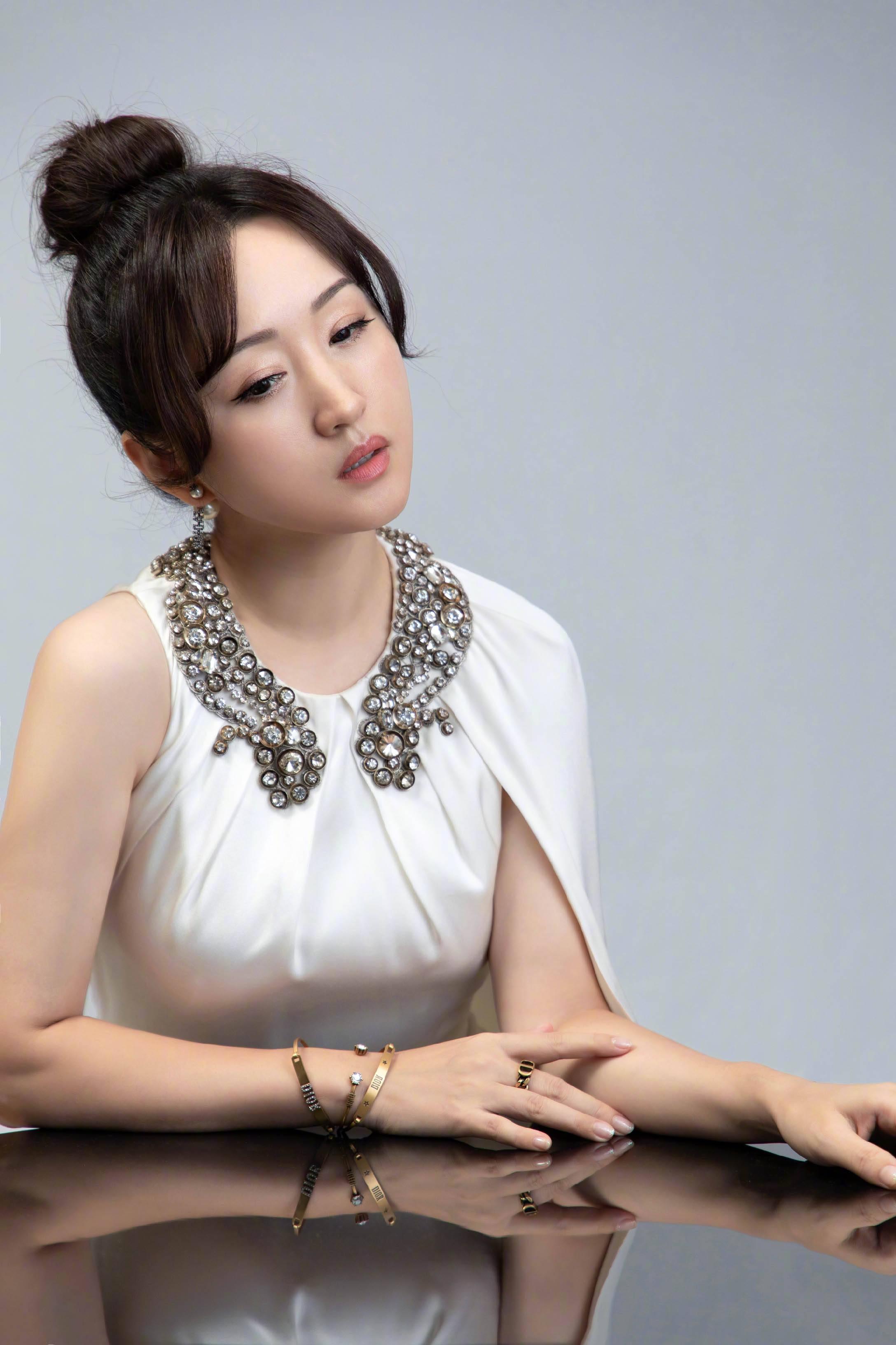 杨钰莹:与毛宁"暧昧",深陷"泼天大案",逃往海外至今仍单身
