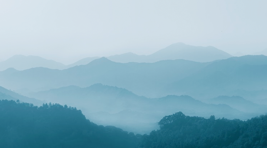 这件仰钟式盆,则是由天工以火为笔,以釉为墨,信笔勾勒,使一幅山雾缭绕