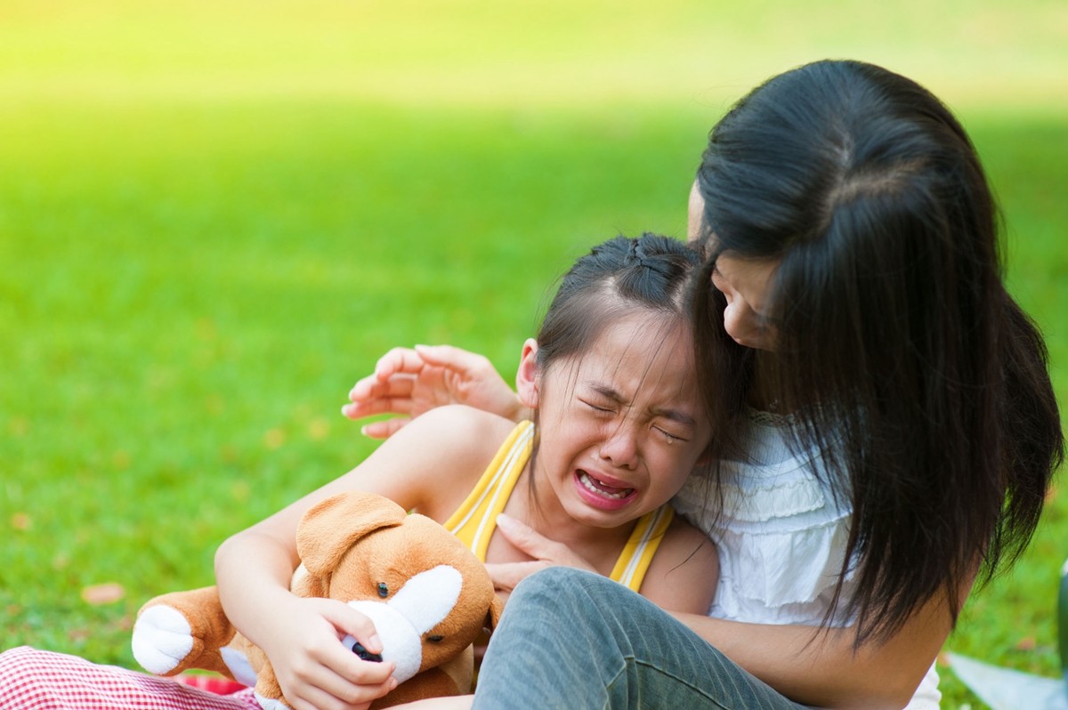 孩子哭闹时,说这两句话比说10句别哭了更管用,妈妈快学起来