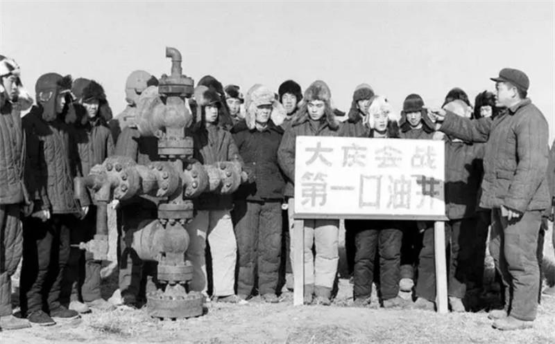 照片泄密案一张王进喜的表彰照却让日本人锁定了油田的位置
