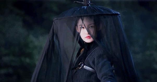 李沁武力值爆棚!一袭黑衣搭金面具变冷酷侠女,手持长剑帅到炸裂