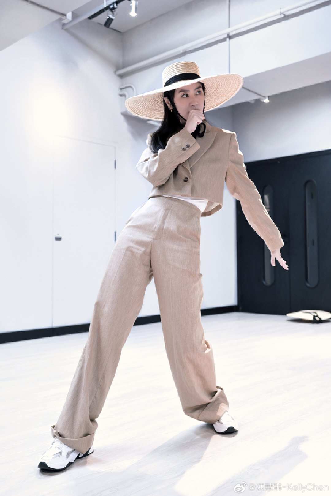 知名港星陈慧琳近况曝光!穿透视装海上开唱,50岁身材惹人羡