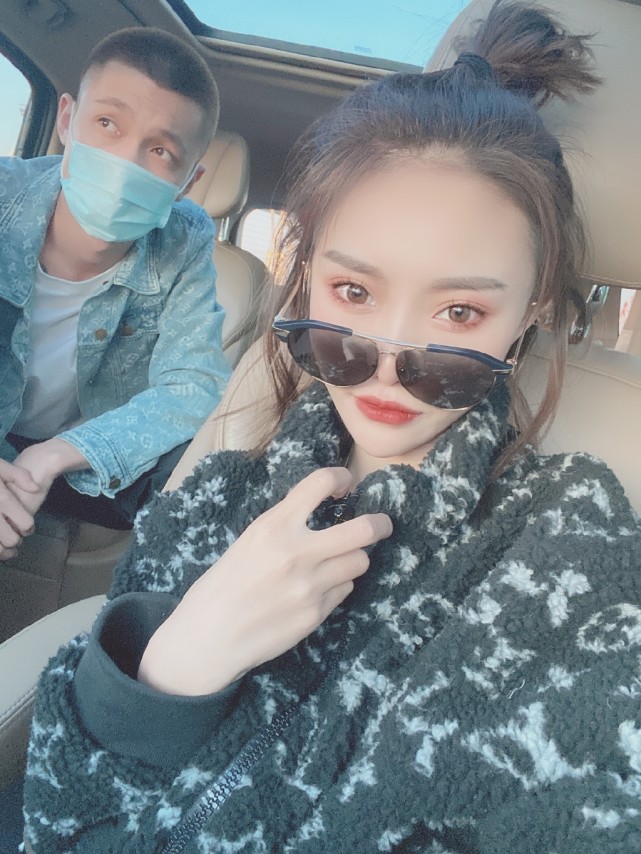 段宏楠离世后其账号再次开播,人气超过百万,看清是谁后有些意外