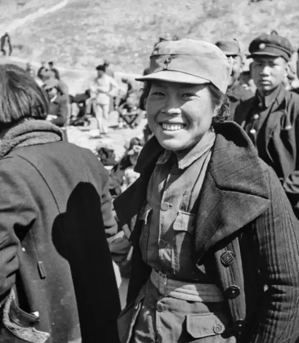 地主门前昏倒一女红军,她醒后抱出一婴儿说:请您收养他,跟您姓