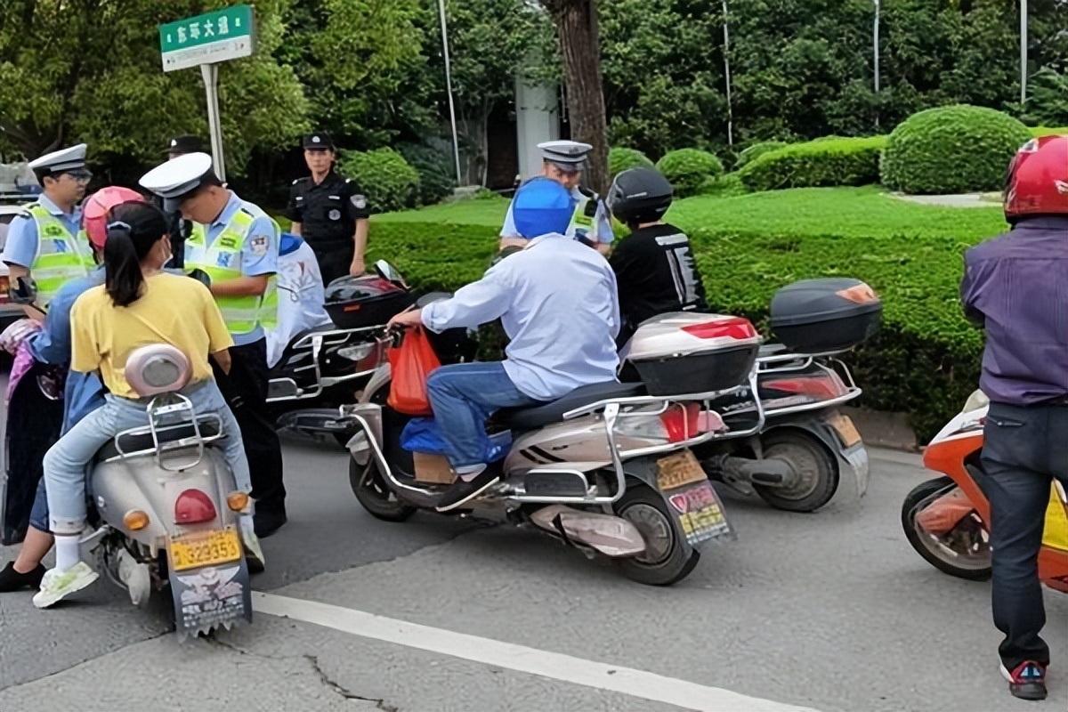 交警严查电动车载人!这3种牌照的电动车,载人规定你知道吗