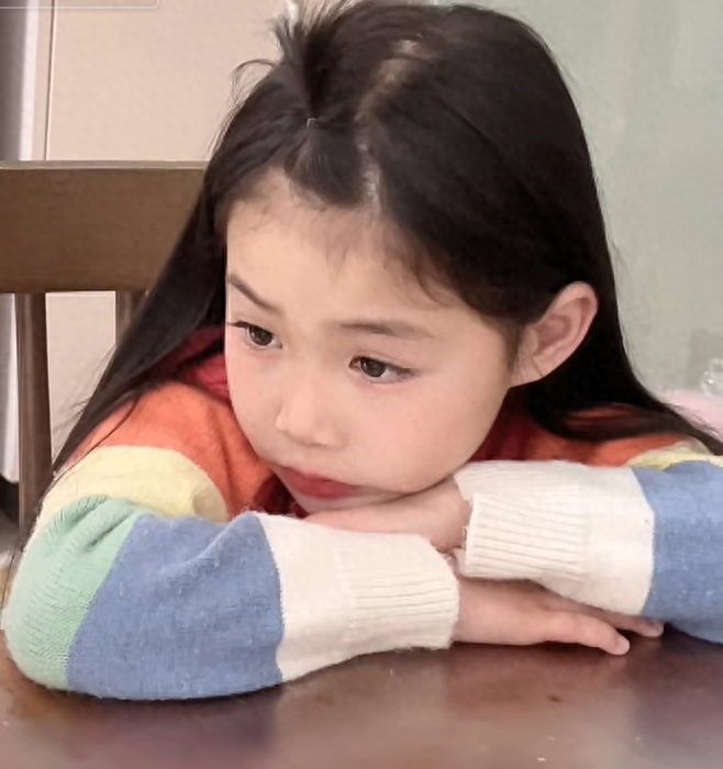 回顾安徽7岁女孩长相神似洋娃娃不料患上自闭症连话都不会说