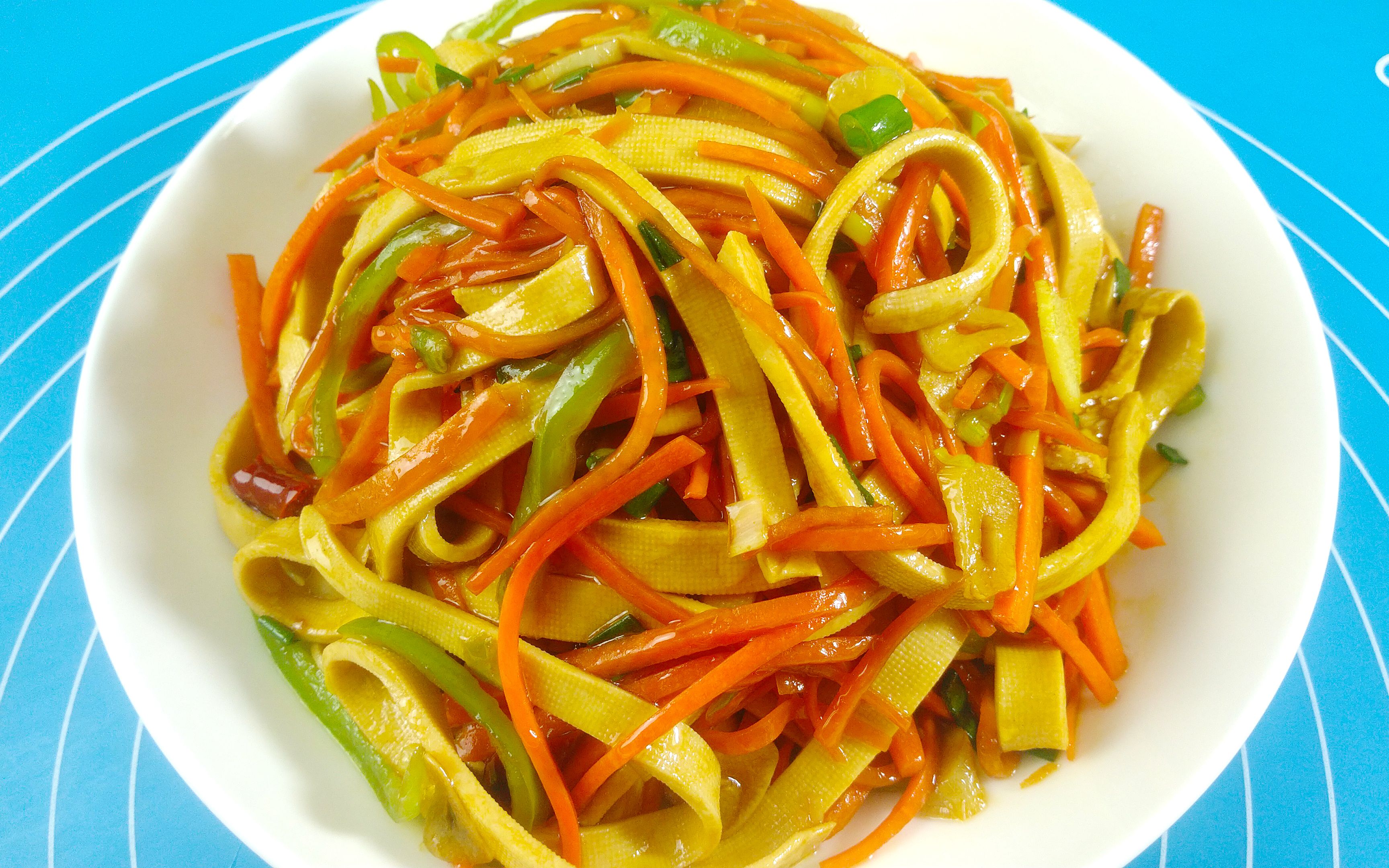 胡萝卜丝炒千张:清爽脆嫩,营养丰富的素食之选!