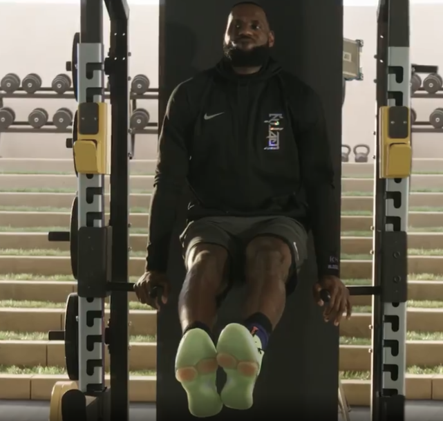 支撑训练,借助器械将自己的升起,双腿平衡,这应该注重考验的是腰腹部