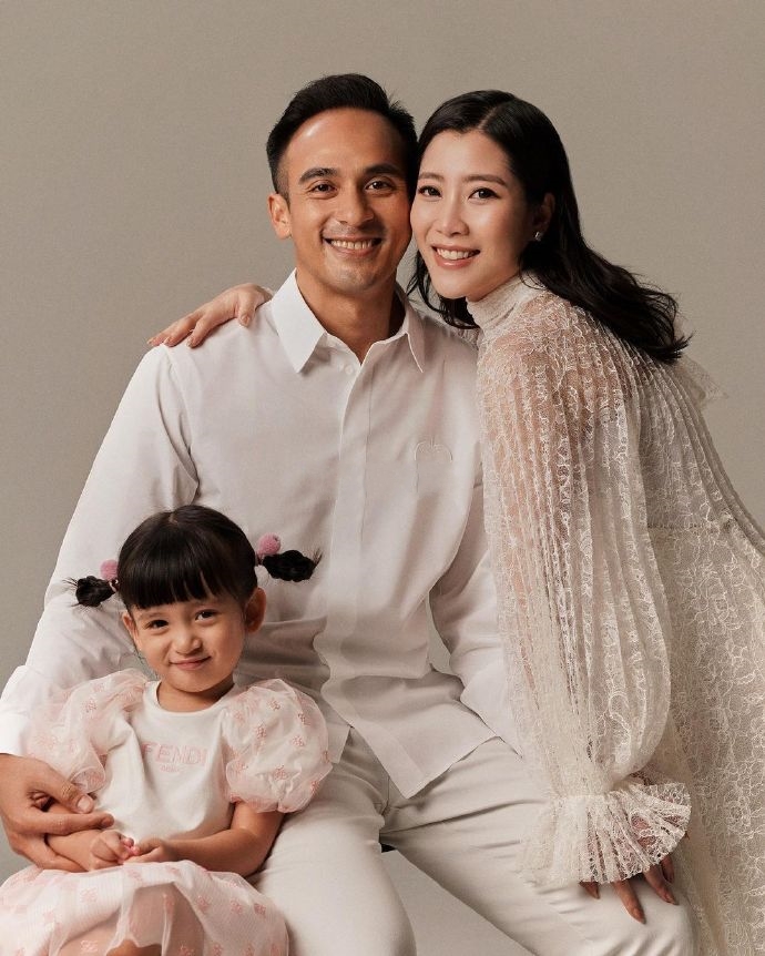 刘德华小姨子首晒二胎儿子,一家四口同框出镜,陈雪铃母爱爆棚